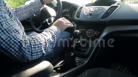 不负责任的男司机开车时喝啤酒的慢动作视频视频的预览图