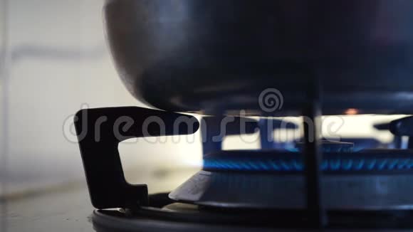 关掉厨房的炉子火视频的预览图