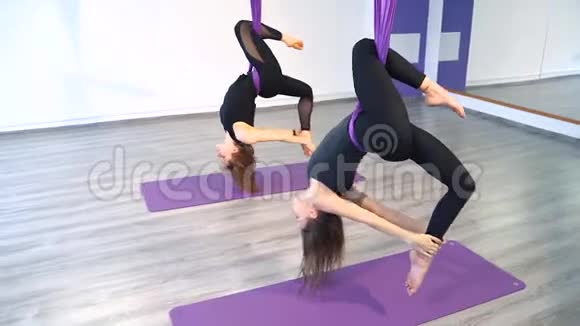 年轻女性在吊床上练习反重力瑜伽视频的预览图