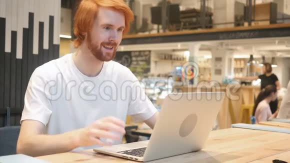 年轻人用笔记本电脑在咖啡馆里进行视频聊天视频的预览图