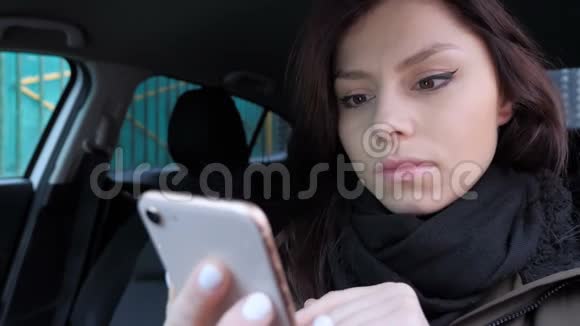 在汽车中使用智能手机时妇女因失去而心烦意乱视频的预览图