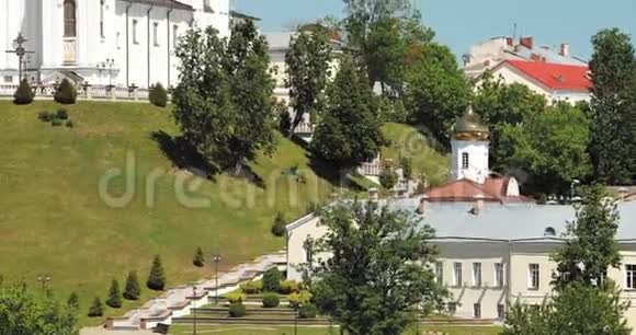 维捷布斯克白俄罗斯在阳光明媚的夏日在乌斯彭斯基山上的上城的假设大教堂变焦变焦视频的预览图