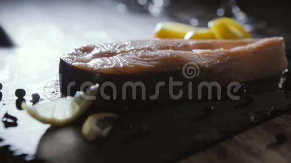 手盐鲑鱼牛排视频的预览图