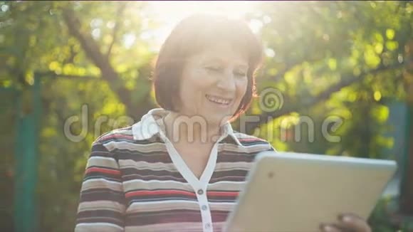 老年妇女通过Skype聊天视频的预览图