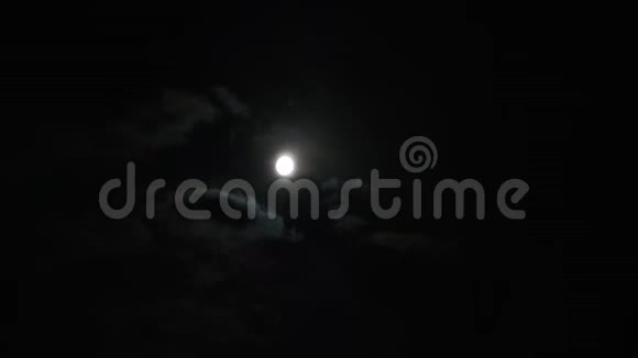 夜晚的月亮和云彩的实时拍摄视频的预览图