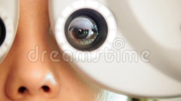 眼科诊所妇女用现代设备检查视力宏观视频的预览图