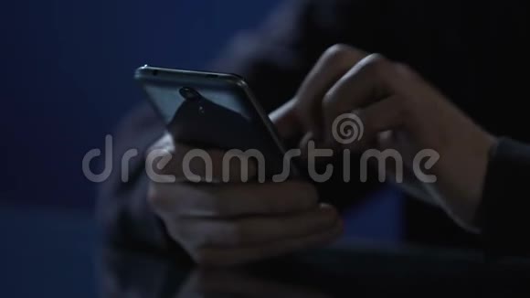 男人在智能手机上输入信息在晚上的聚会上浪费时间双手特写视频的预览图