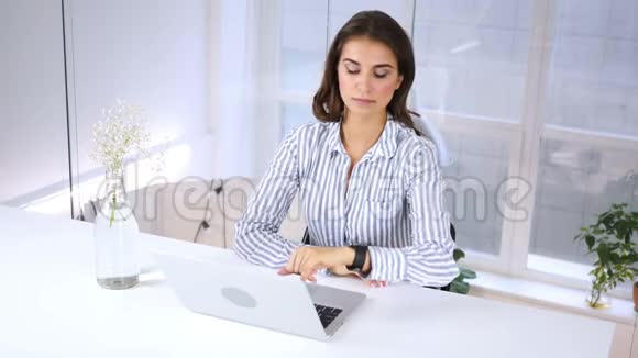 女人在工作中等待顾客看着时间视频的预览图