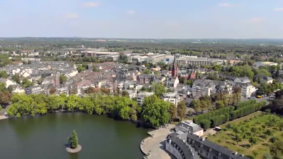 德国杜塞尔多夫本拉斯堡池塘空中无人机景观视频的预览图