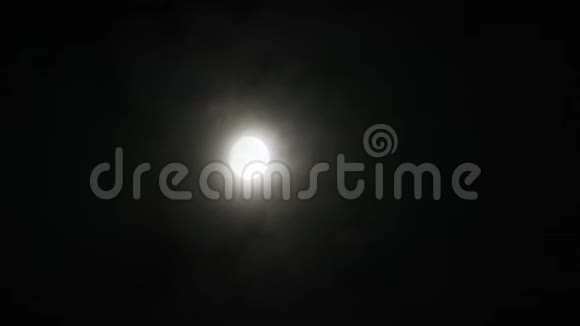 夜晚的月亮和云彩的实时拍摄视频的预览图