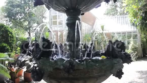 这个喷泉装饰在户外花园里视频的预览图