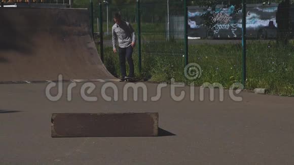 学滑板的年轻人在滑板公园摔倒视频的预览图