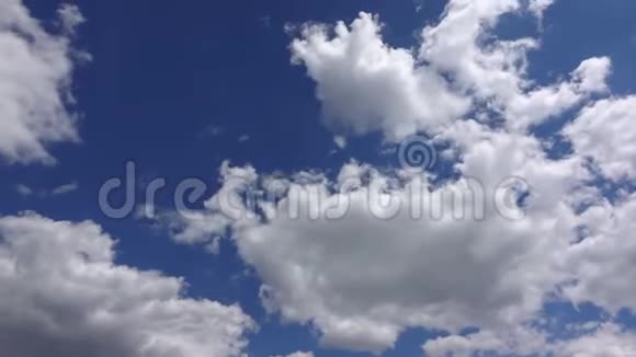 美丽的云景时间流逝4K在阳光下蓝天上美丽的白云视频的预览图