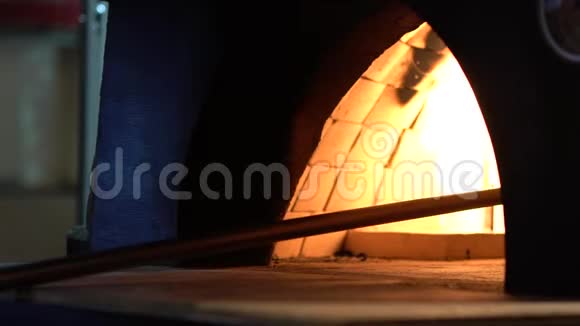 慢动作的烤传统意大利比萨饼在木材烧石炉视频的预览图