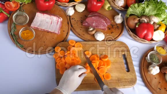专业厨师在餐厅或酒店的厨房里厨师用围着圈切胡萝卜视频的预览图