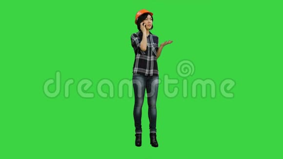 年轻漂亮的亚洲工程师女士站在绿色屏幕上打电话Chroma键视频的预览图