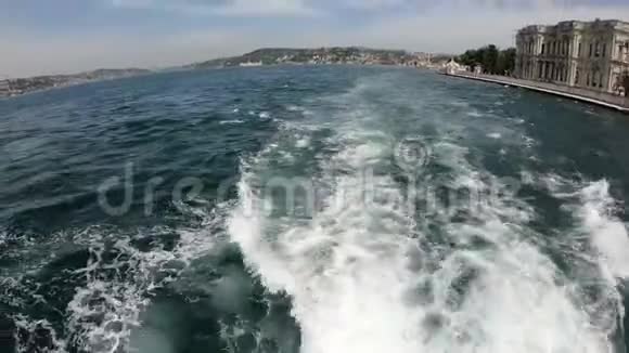 从博斯普鲁斯海峡渡轮拍摄的视角白色泡沫轨道后石浦和博斯普鲁斯桥在框架视频的预览图