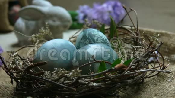 风信子花落在复活节的巢上上面有自然染色的鸡蛋视频的预览图