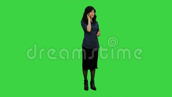 愤怒的亚洲商界女性在绿色屏幕上用手机说话Chroma键视频的预览图