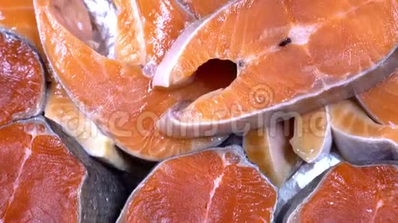 鲑鱼牛排和鲑鱼片新鲜的鲑鱼牛排和鱼片放在冰上视频的预览图