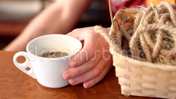 咖啡师的手做咖啡在咖啡中加入牛奶泡沫鲜奶咖啡卡布奇诺准备视频的预览图