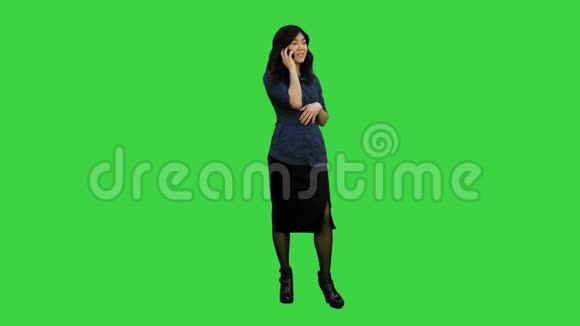 美丽的中国女人在绿色屏幕上的手机上交谈Chroma键视频的预览图