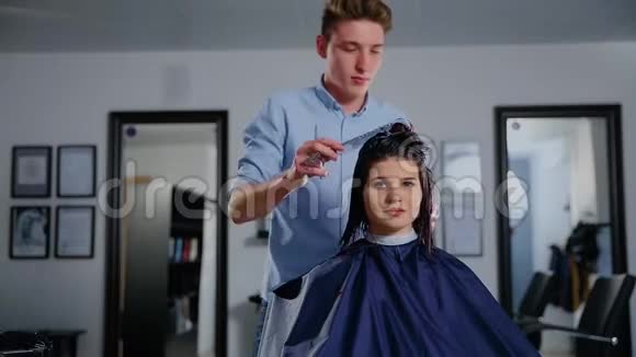 女人理发理发师美容院视频的预览图