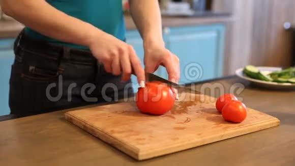 女人切西红柿视频的预览图