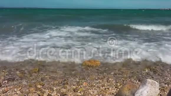 海滩上蓝色的海浪视频的预览图