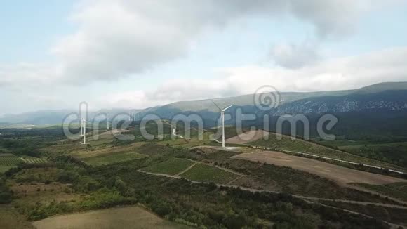 法国比利牛斯东部地中海乡村丘陵和葡萄园的鸟瞰图视频的预览图