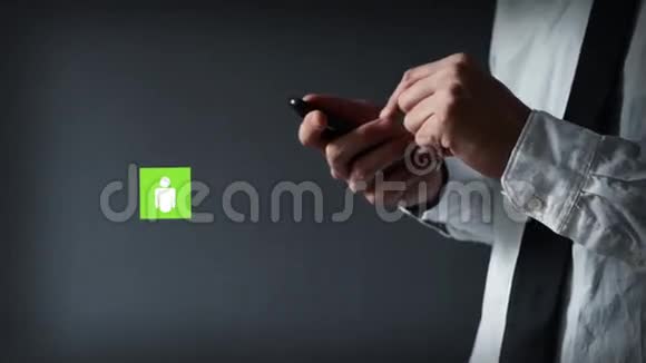 商人使用智能手机进行社交网络双手滚动和点击屏幕视频的预览图
