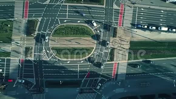 从上到下的空中俯瞰主要街道十字路口道路交通的上升趋势视频的预览图