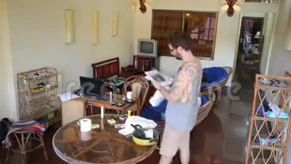 清洁之家家庭客厅室内时间视频的预览图