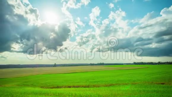 绿色的田野阳光和云彩时间流逝视频的预览图