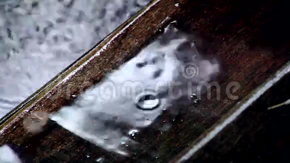 木质甲板上的大雨视频的预览图