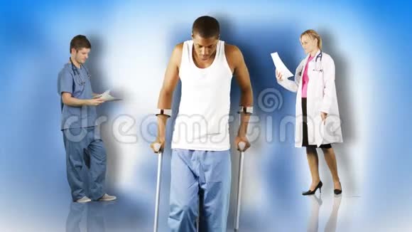 背景镜头中带着医生拄着拐杖走路的年轻人视频的预览图