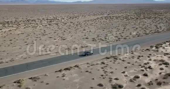 在美国死亡谷高速公路上驾驶深灰色SUV视频的预览图