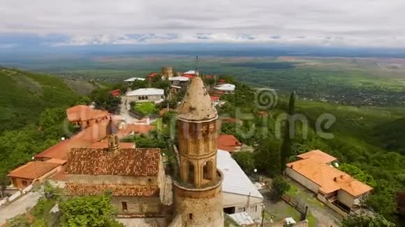 锡格纳吉镇圣乔治教堂的古钟楼景观旅游场所视频的预览图