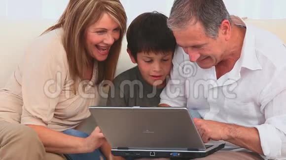 一家人用笔记本电脑玩游戏视频的预览图