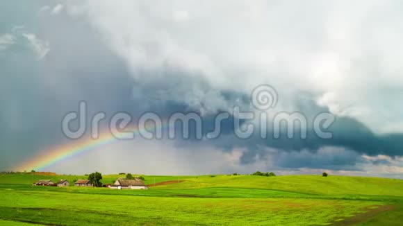 乡村风景雨云和彩虹时光流逝视频的预览图
