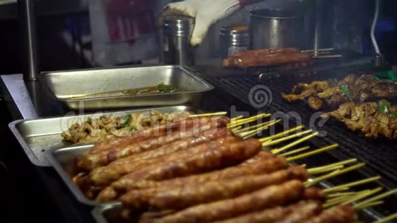 慢动作小贩用棍子煮台湾鸡夜市街视频的预览图