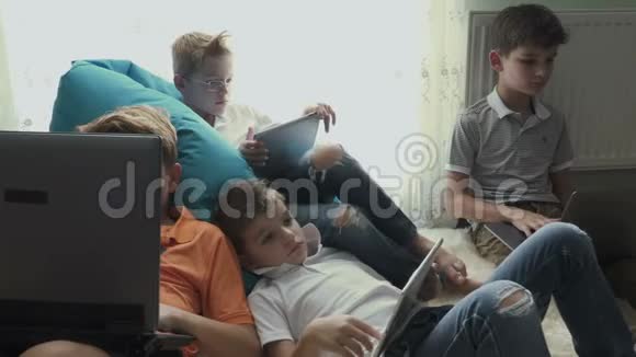 兄弟一家人在家里玩电子设备视频的预览图