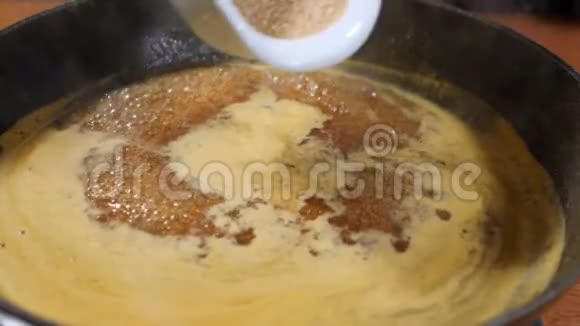 餐厅烹饪理念厨师把红糖倒入焦糖煮薄饼中慢动作视频的预览图