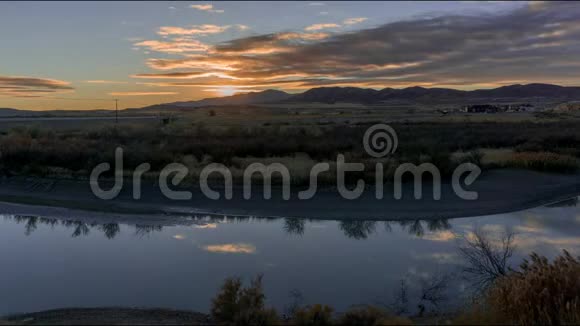 夕阳西下远处的河水和山峦在流逝视频的预览图