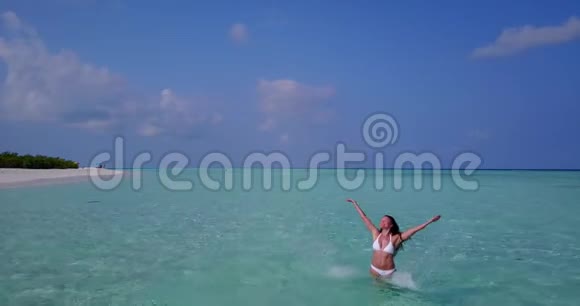 飞航无人机马尔代夫白色沙滩1人年轻美丽的女士在阳光下嬉戏视频的预览图