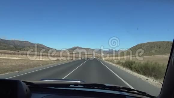 4K汽车在漫长的道路上行驶穿过西班牙美丽的乡村视频的预览图