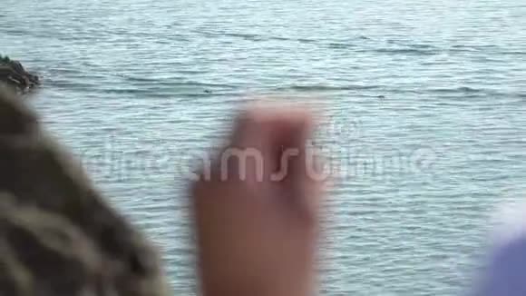 海滩订婚戒指视频的预览图