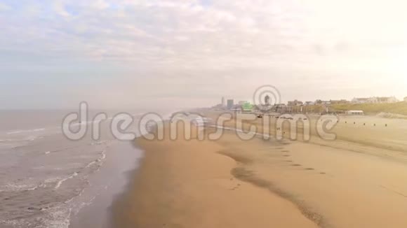 四架直升机飞越荷兰Zandvoort海滩早晨日出在城市上空视频的预览图