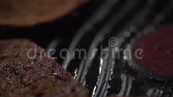 一块面包的特写落在带肋的煎锅上视频的预览图