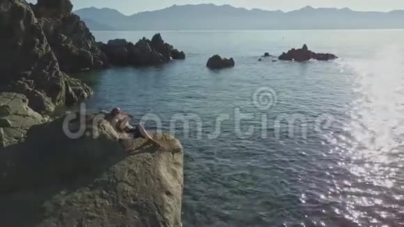 空中风景画青海与岩石女孩剪影视频的预览图